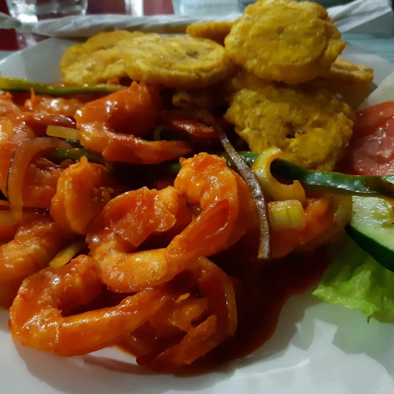 Camarones en salsa roja con patacones