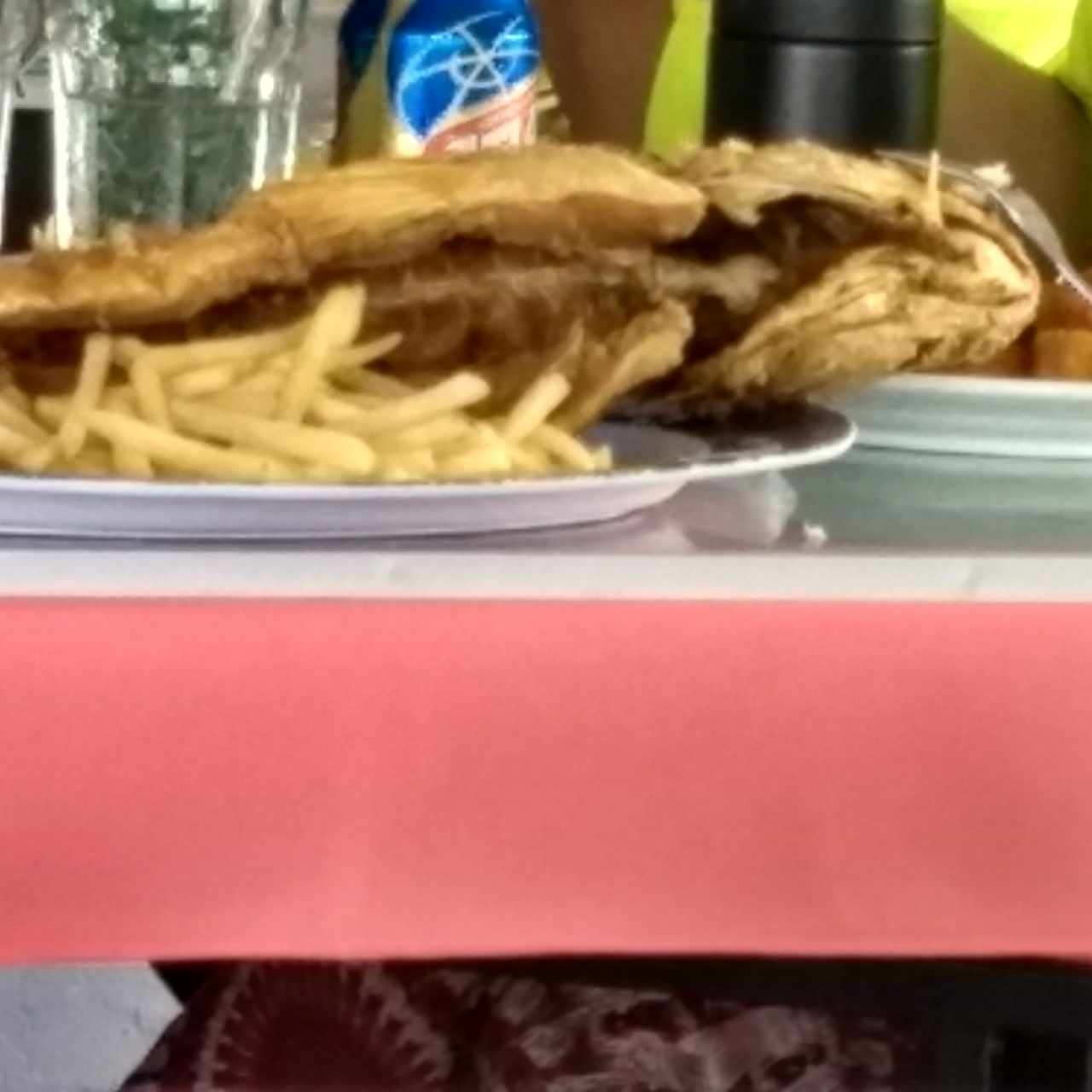 pescado frito grande.