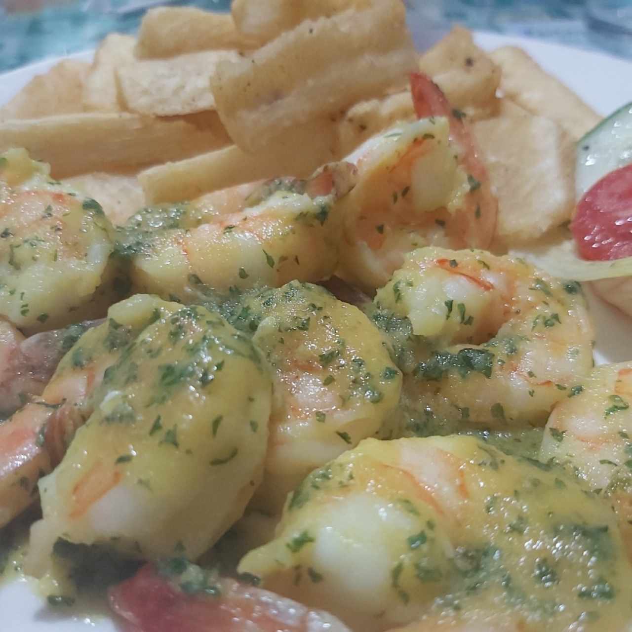 camarones al ajillo con yuca 