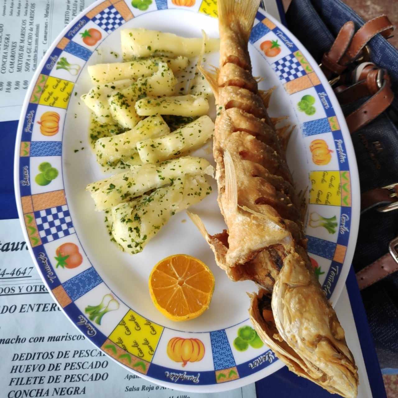 Pescado frito pequeño con yucas hervidas al mojo