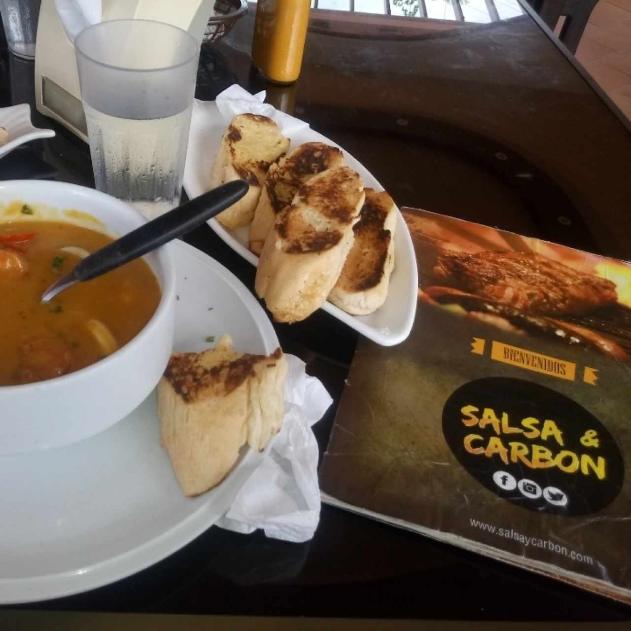 Sopa de Mariscos, pan de ajo