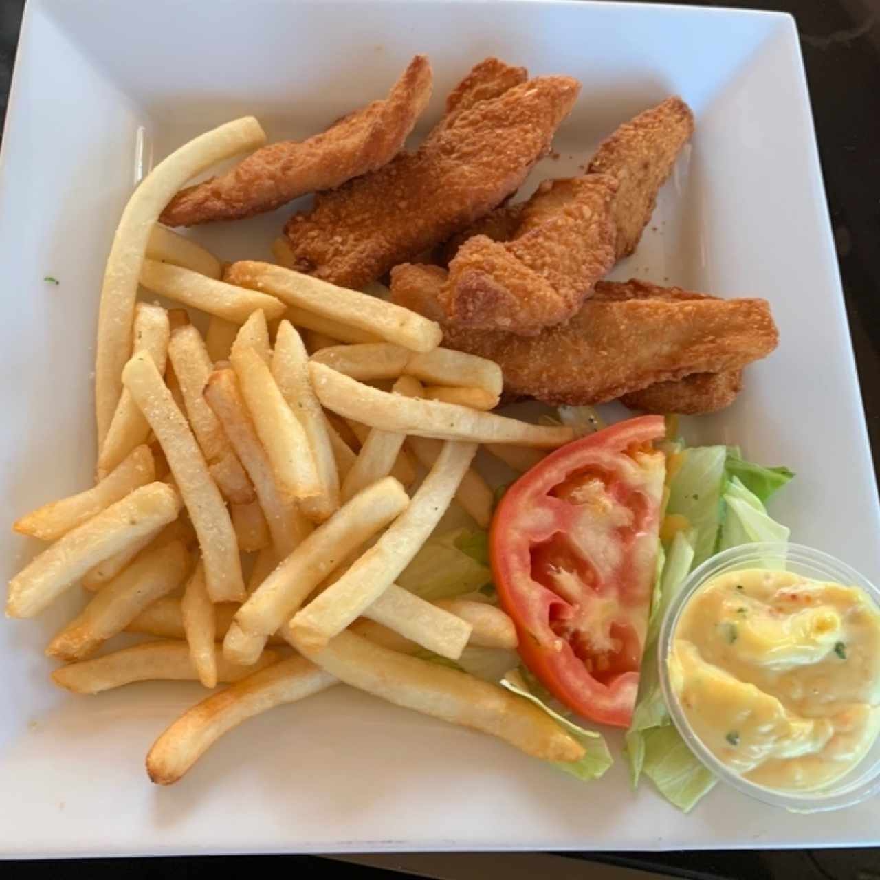 Deditos de pollo con papas fritas