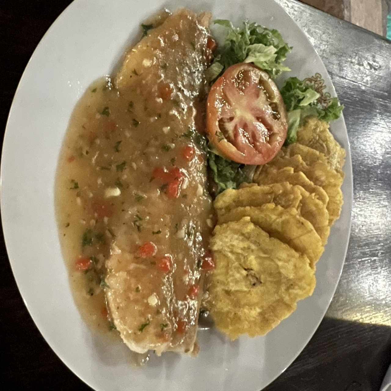 Filete de pescado al ajillo con patacones