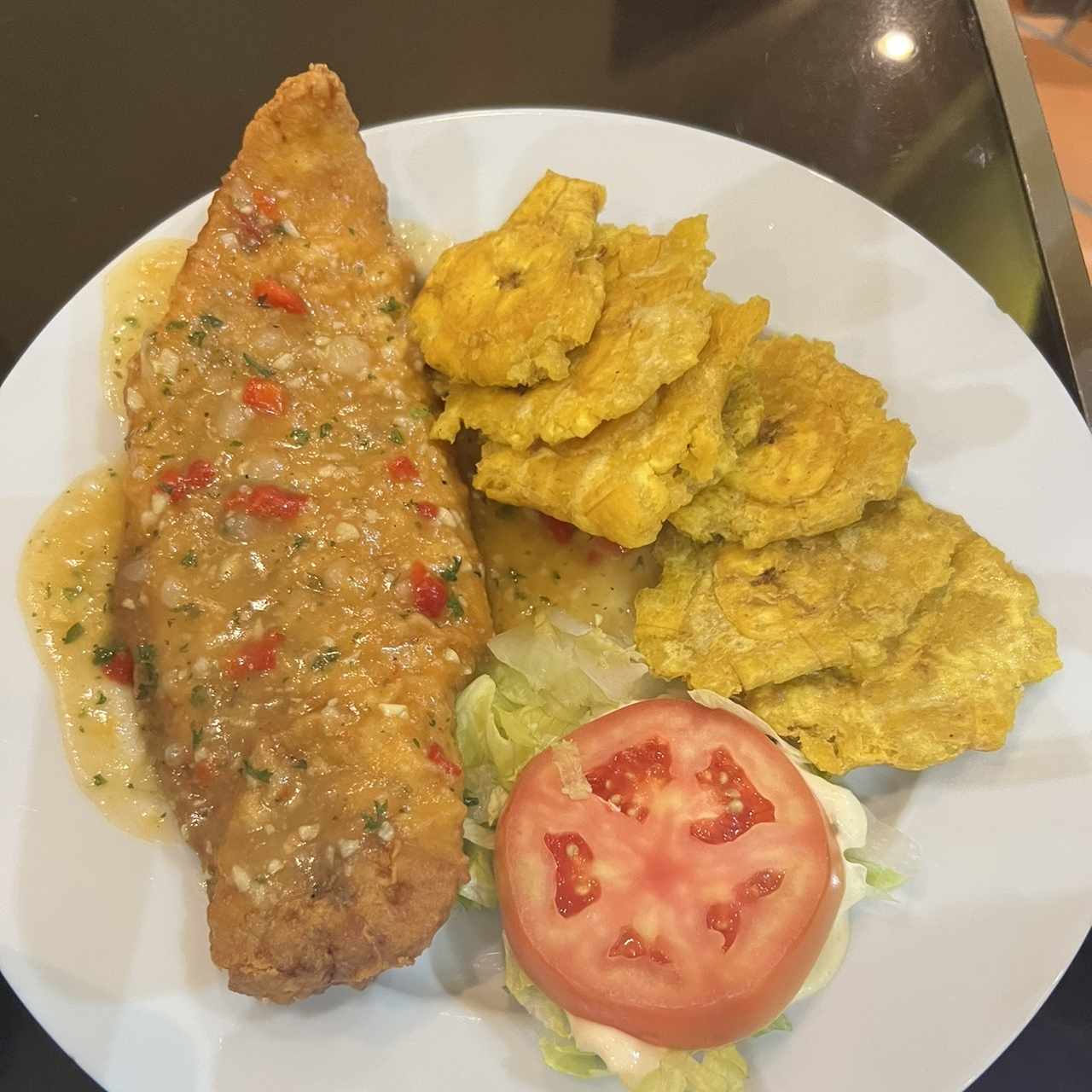 Filete de pescado apanado al ajillo con patacones 