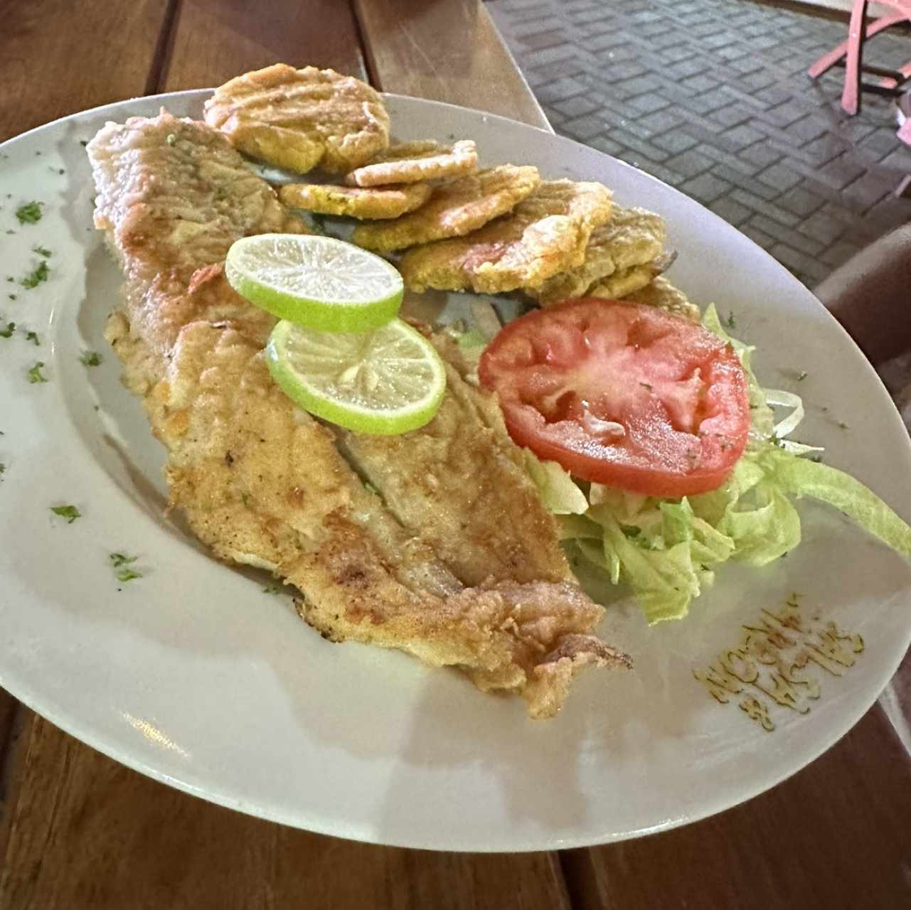 Filete de pescado a la plancha con patacones