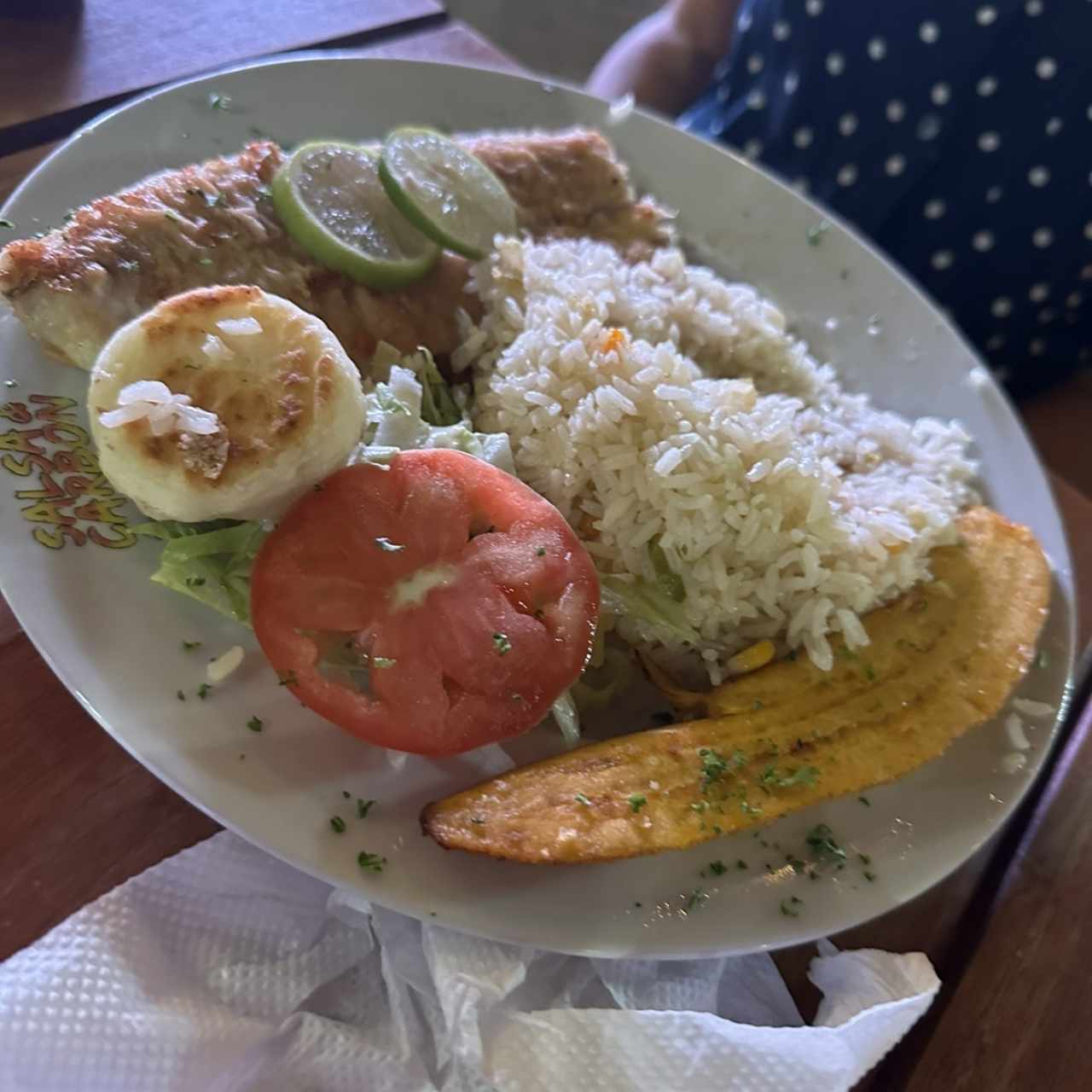 Filete de pescado con arroz con coco, arepa, ensalada y tajada 