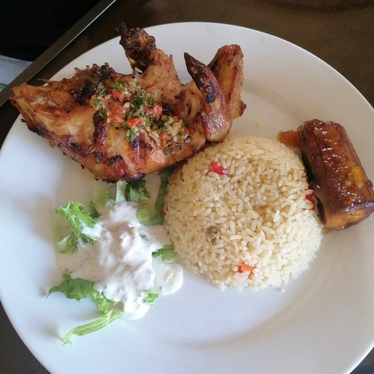 Menú del día - arroz con hongos y ajies, pollo asado con chimichurri, ensalada de atún y plátano en tentación 