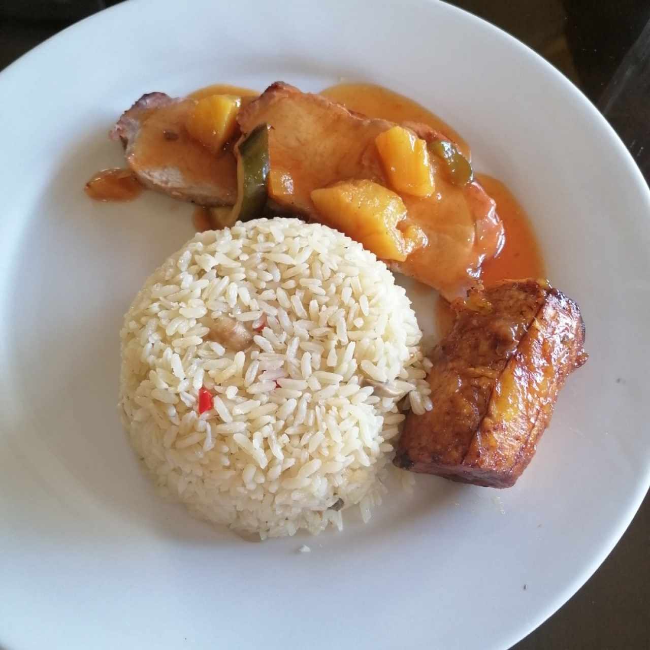 Menú del día - arroz con hongos y ajies, puerco agridulce y plátano en tentación, sin la ensalada para mí. 