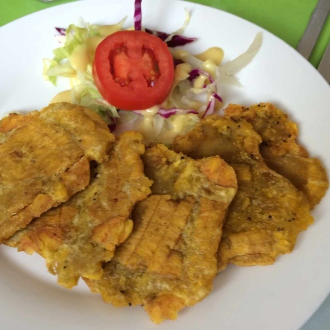 Patacones con Ensalada de Repollo y Tomate como acompañante 