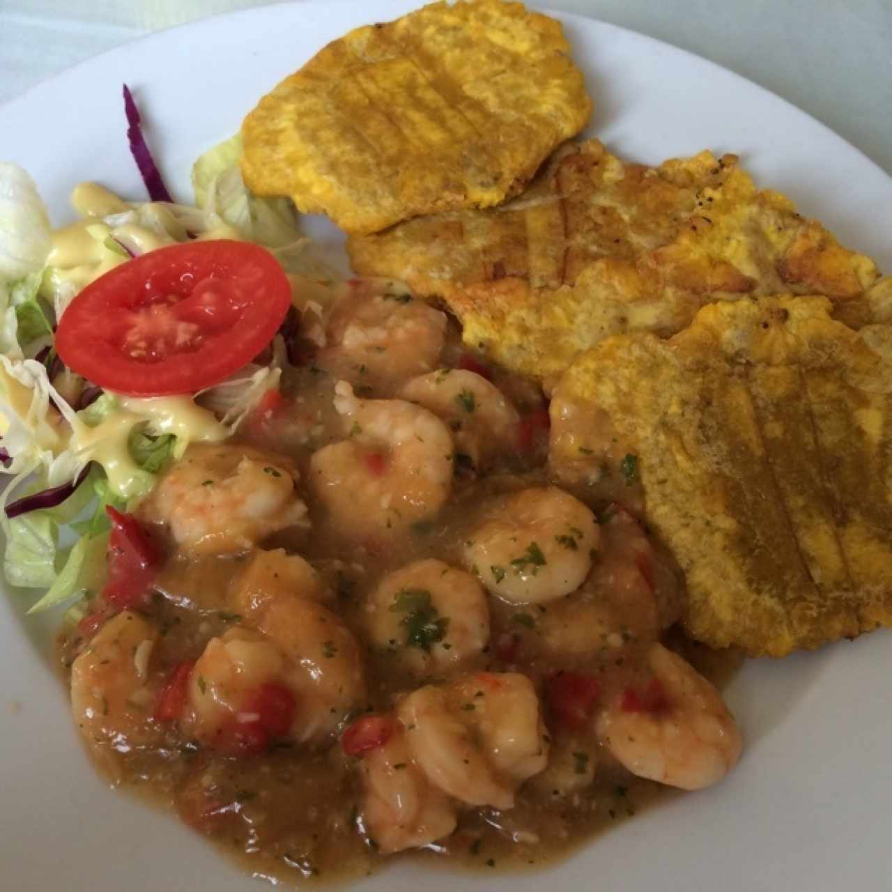 Camarones al Ajillo con Patacones y Ensalada