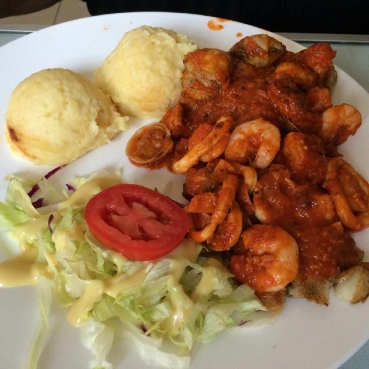 Filete de Corvina en Salsa Marinera acompañado de Puré de Papas y Ensalada