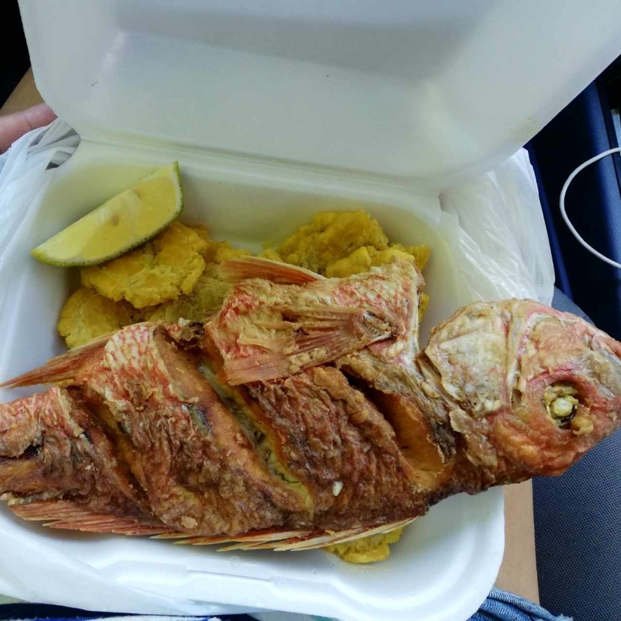 Pescado frito con patacones