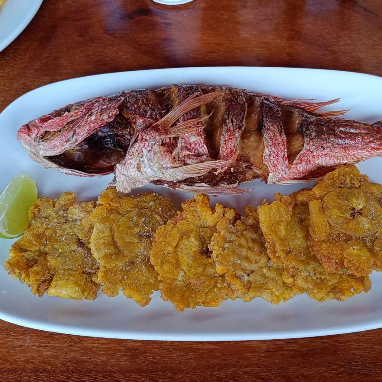 Pargo frito con patacones