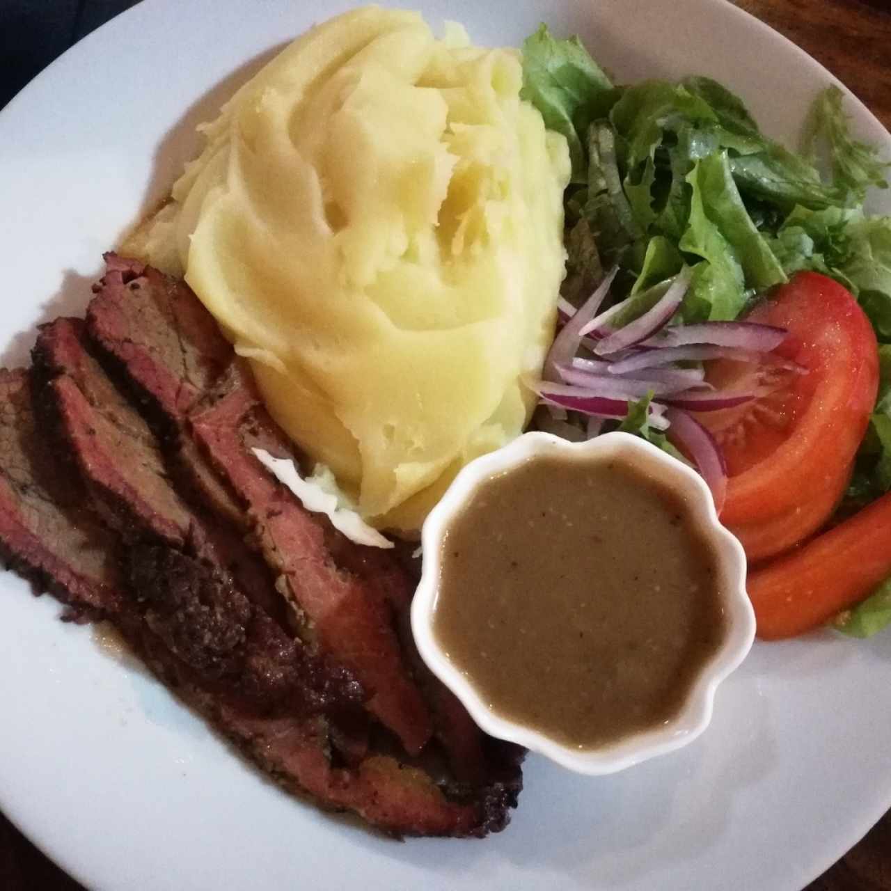 Brisket con puré, gravy y ensalada verde 