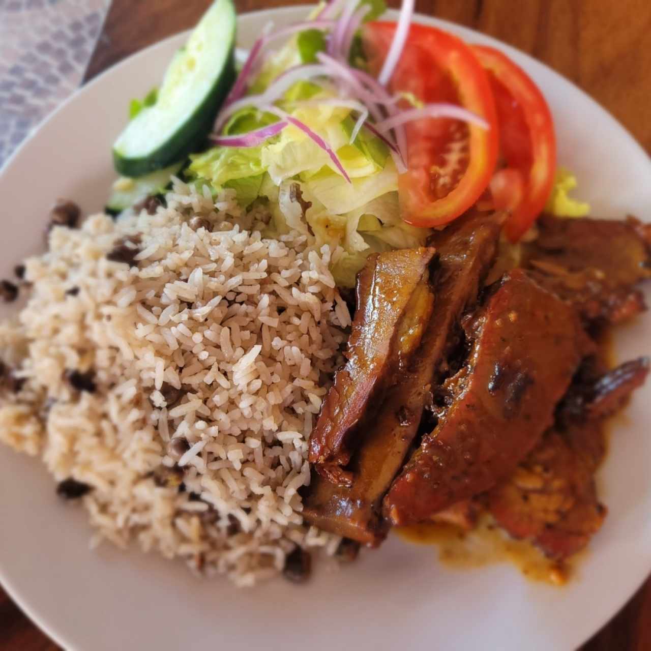 brisket, arroz con guandú y coco