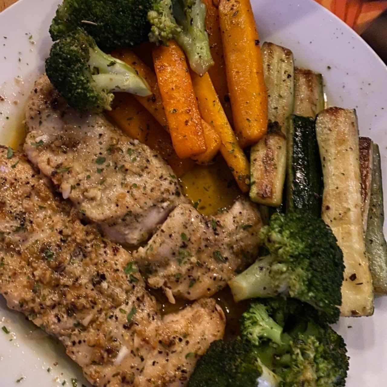 filete de pescado al ajillo con vegetales