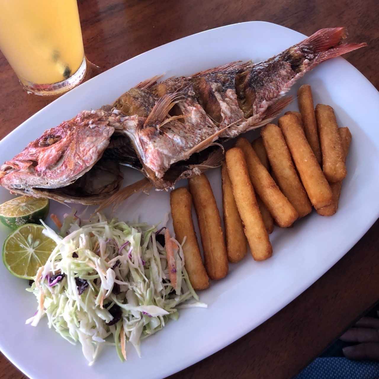 Pescado entero con yuca sticks