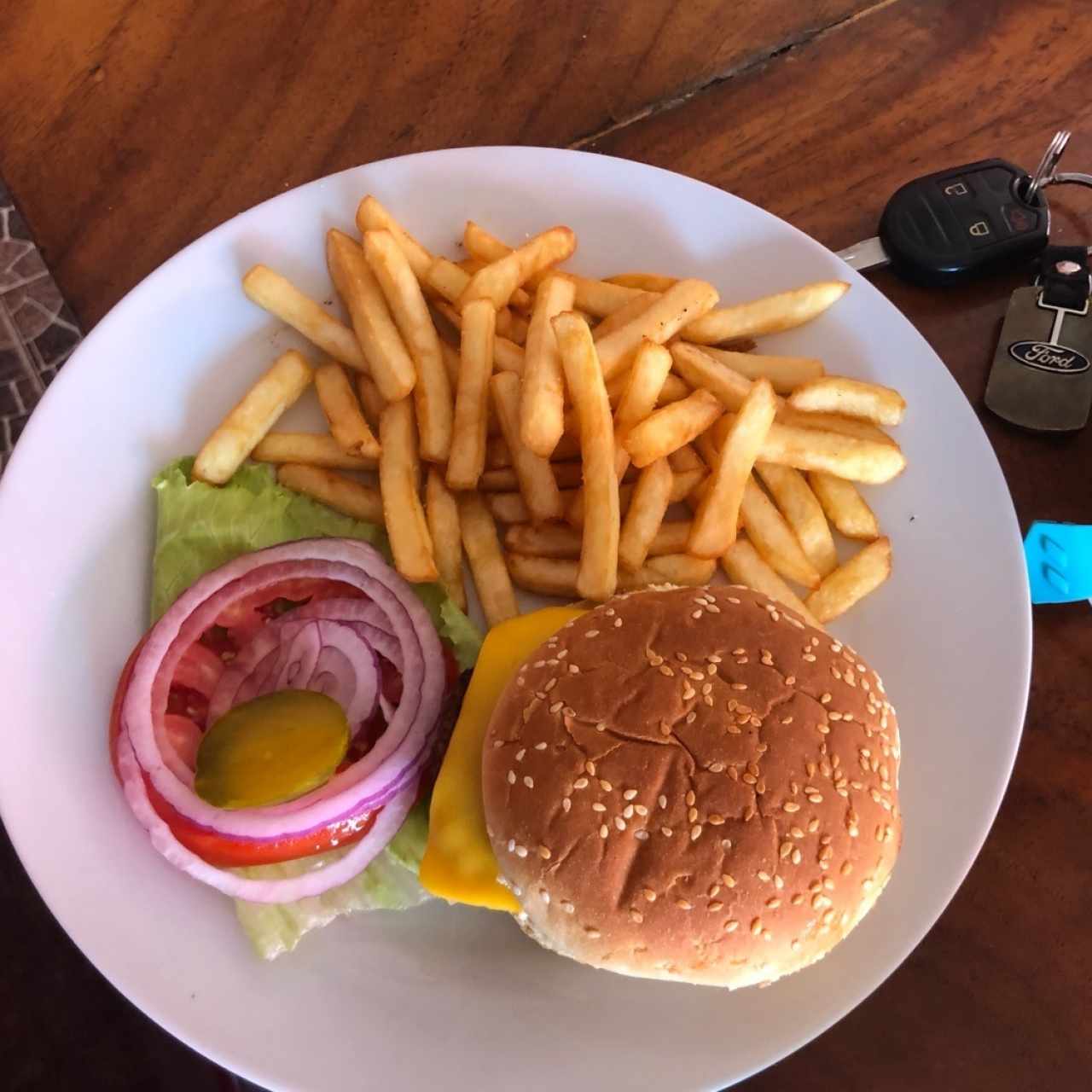 Hamburguesa con Queso y Papas Fritas