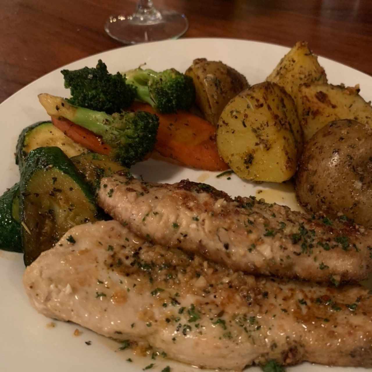 Pesca del día al ajillo con papas salteadas y vegetales 