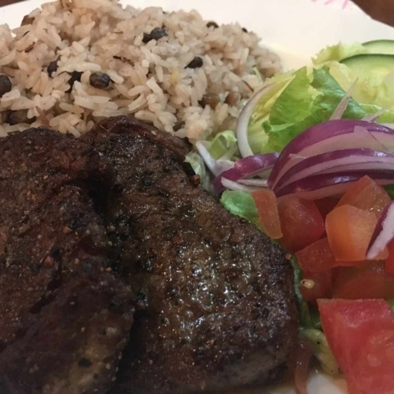 filete de res con especias y toque de Ron Abuelo acompañado de Arroz con coco y guandu