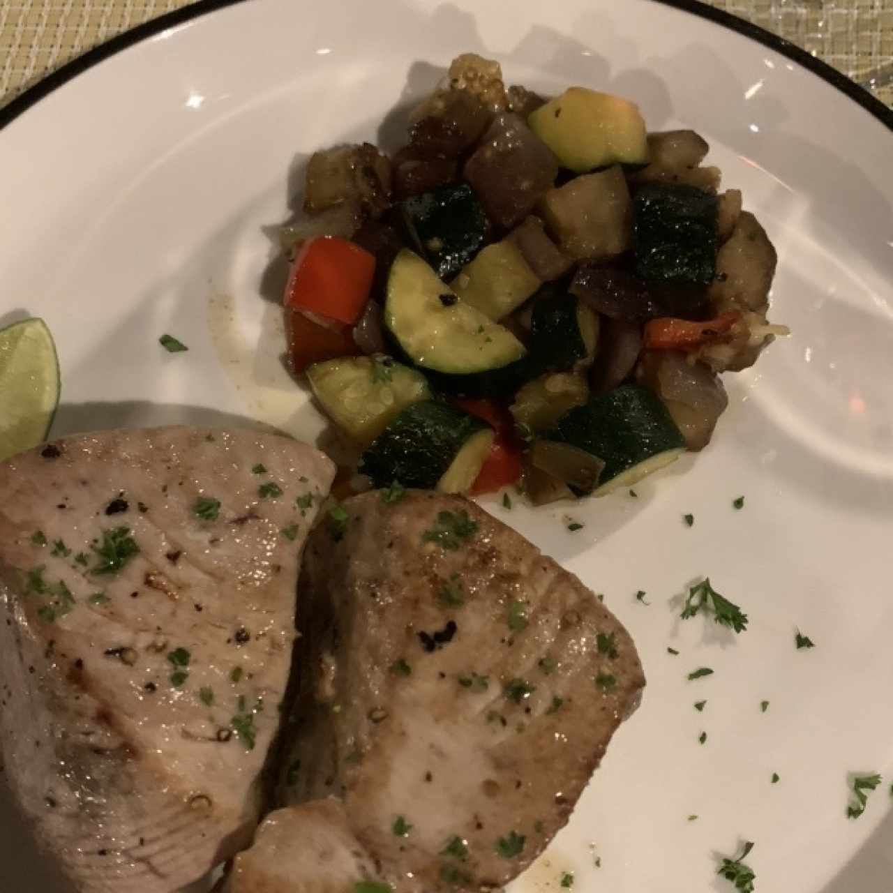 Filete de bojala con vegetales salteados