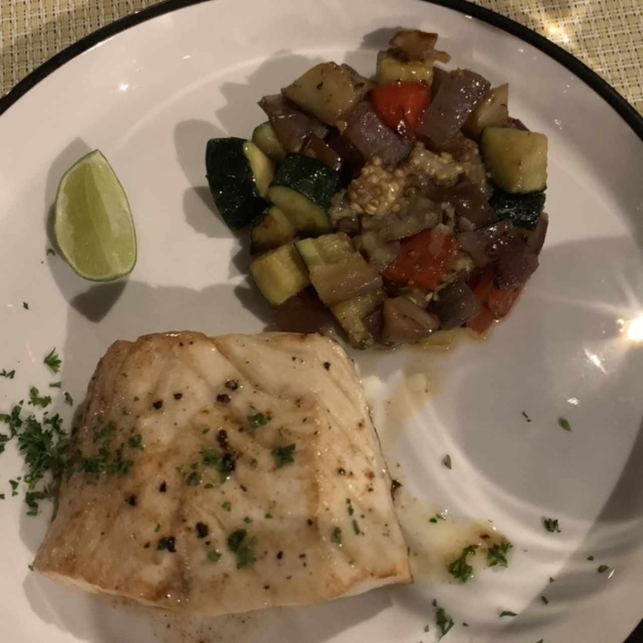 Filete de pescado con vegetales salteados