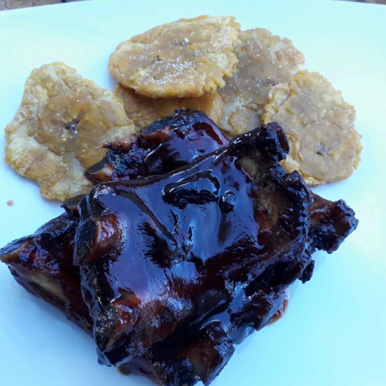 Costillas  de Cerdo con salsa bbq y patacones 