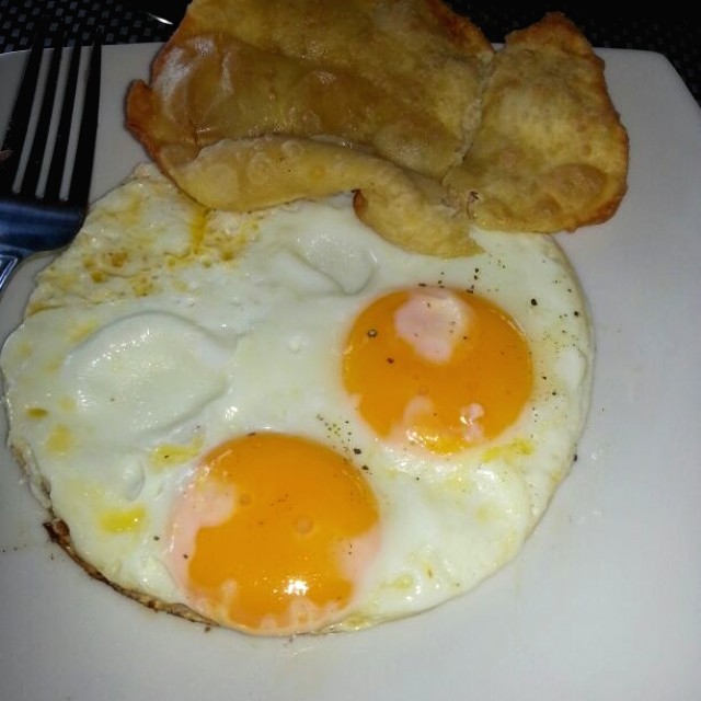 Huevos fritos con hojaldre