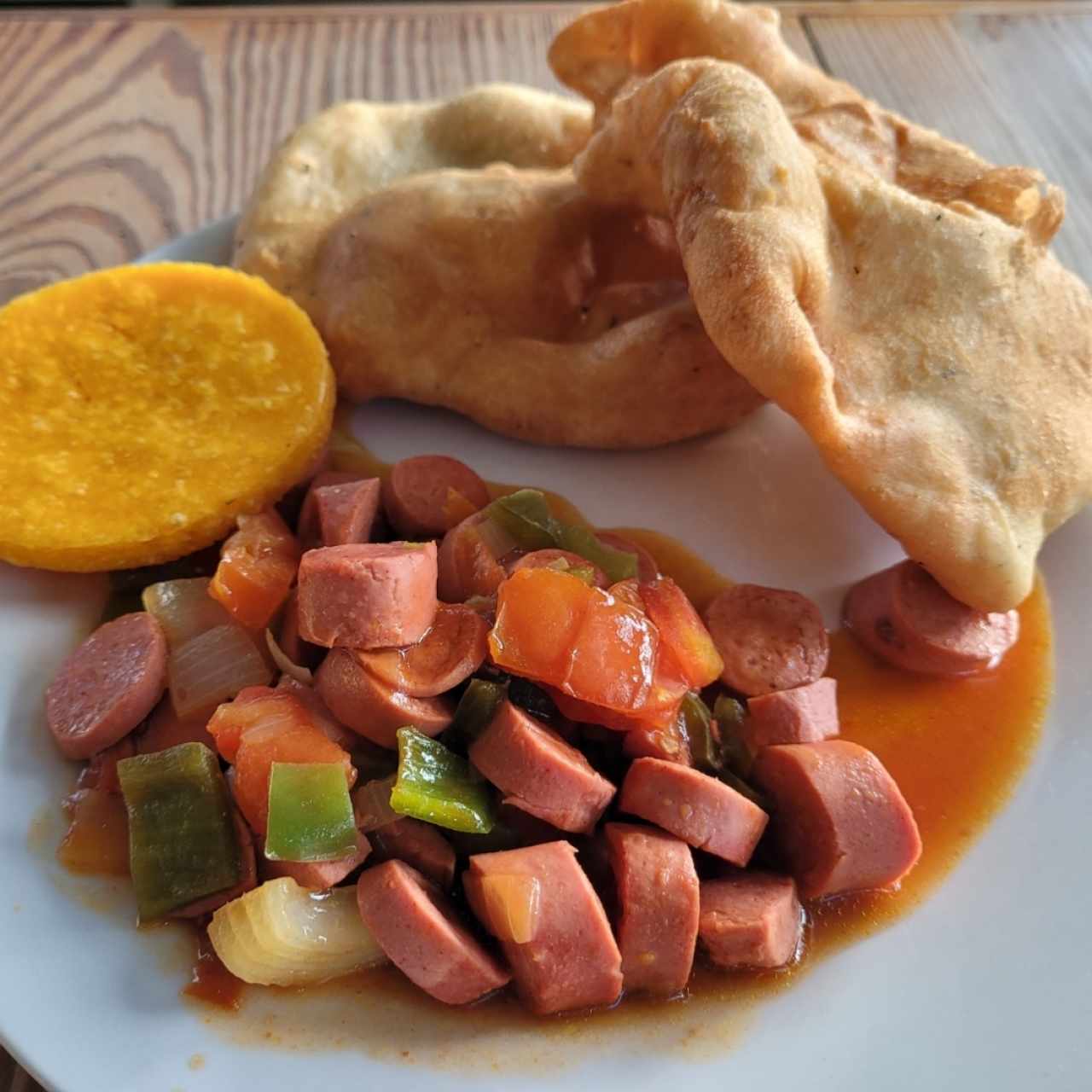 salchichas con hojaldres y tortillas