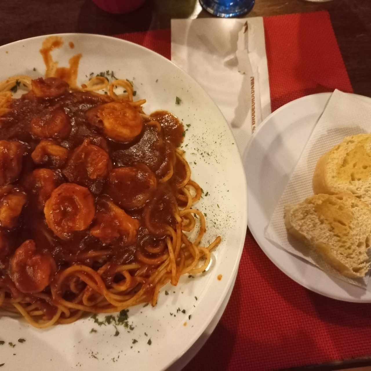 Pasta con camarones en salsa roja