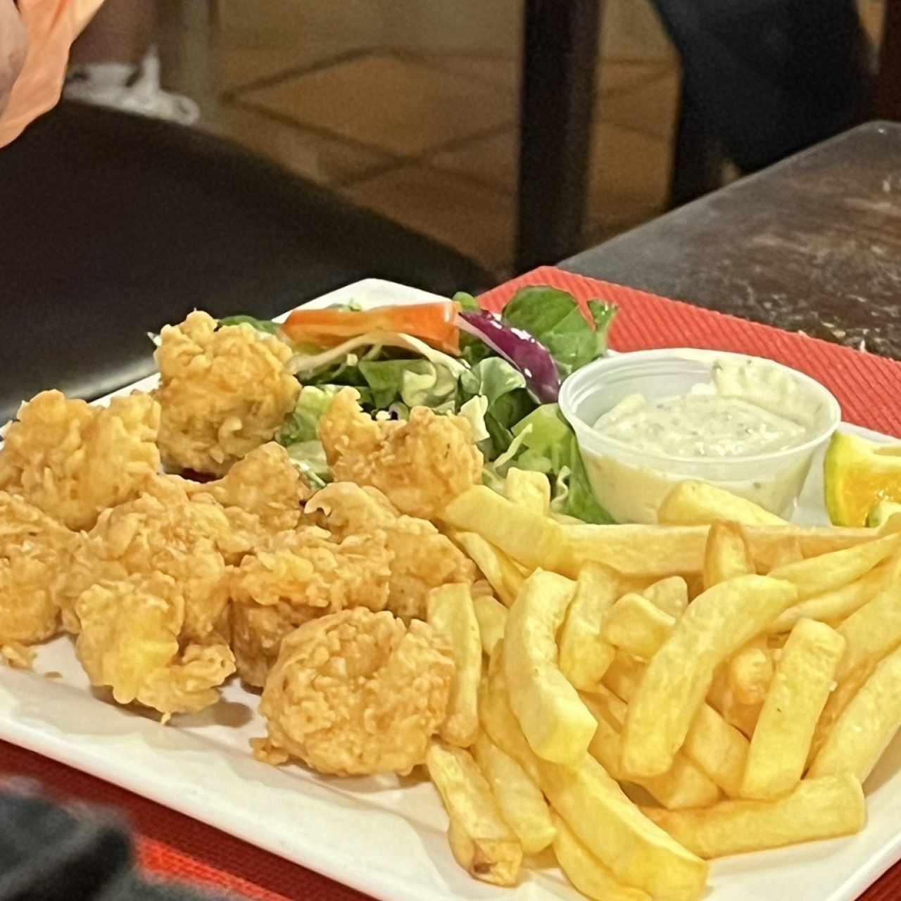 Camarones apanados con papas y ensalada verde