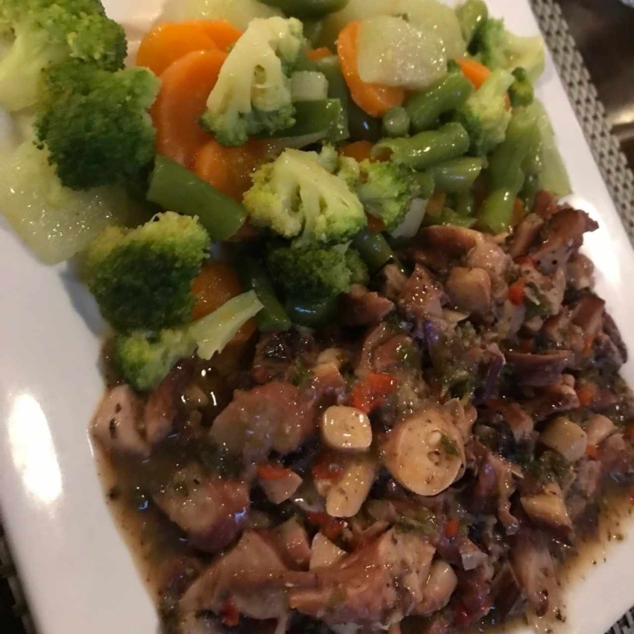 pulpo al ajillo con vegetales en mantequilla 