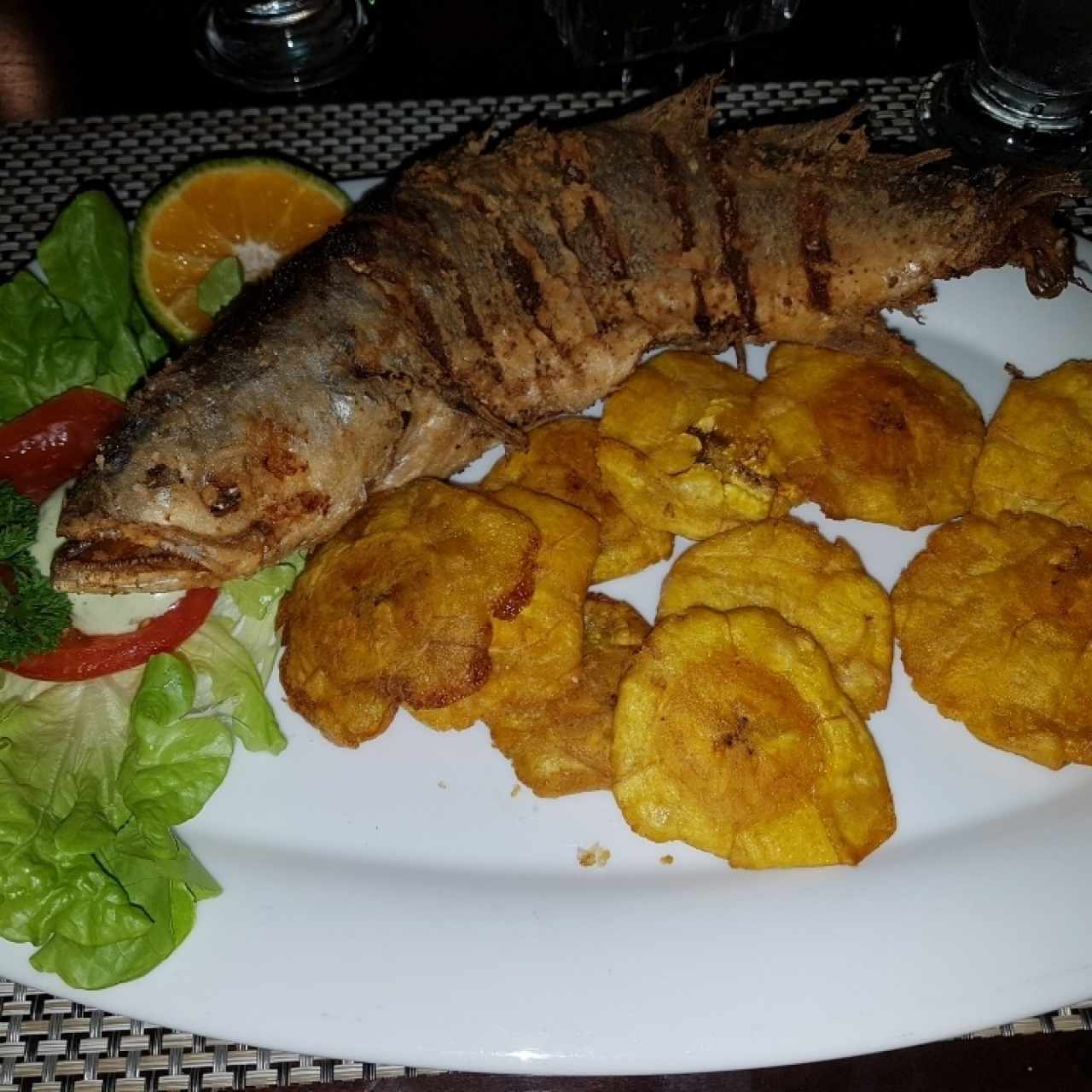 pescao frito con patacones