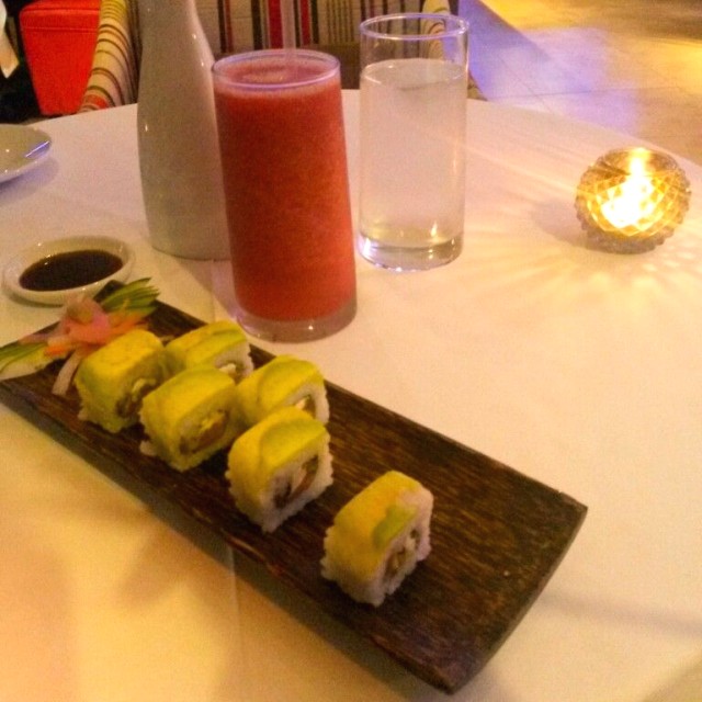 SUSHI ROLL / LICUADO DE FRESAS