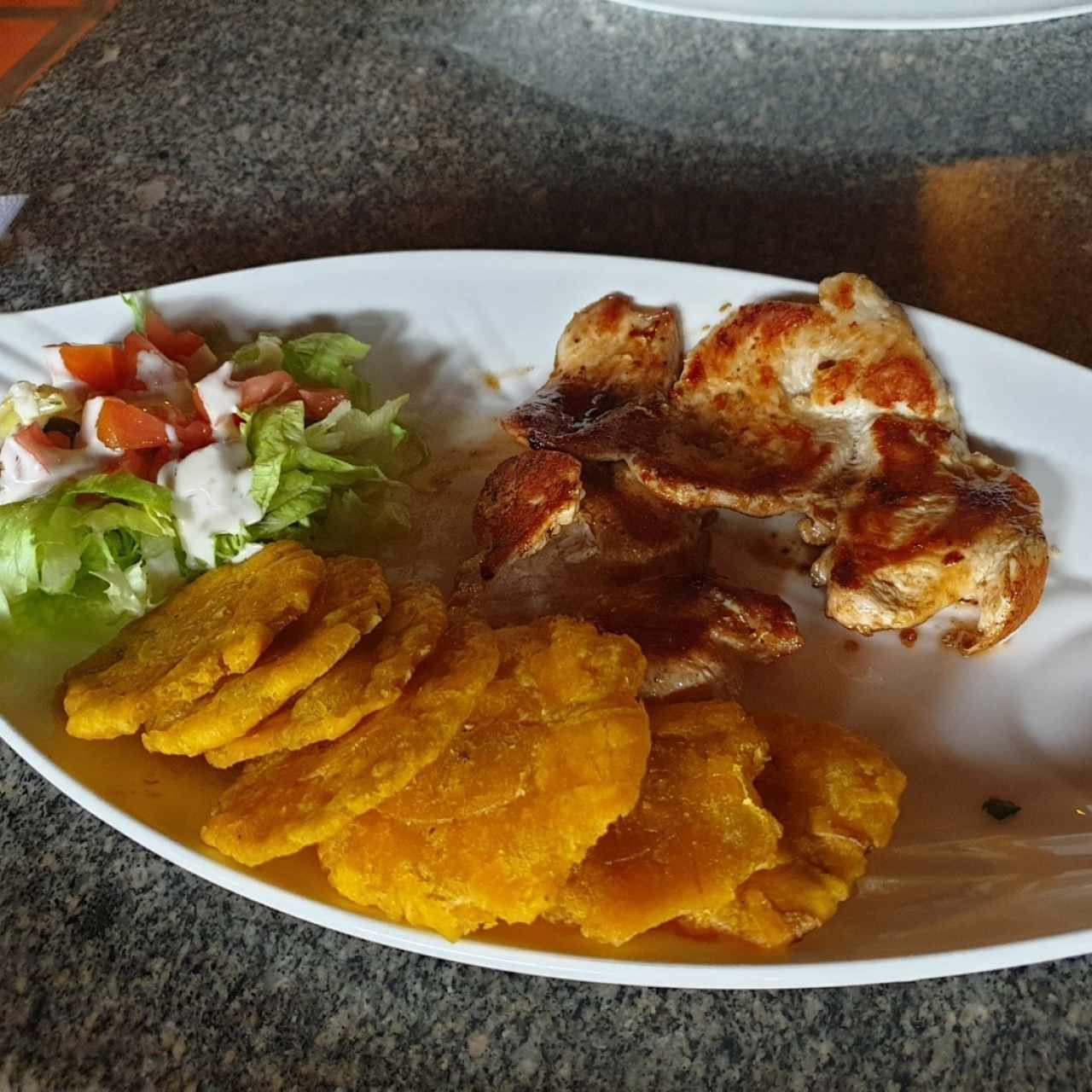 Pollo a la plancha con patacones.