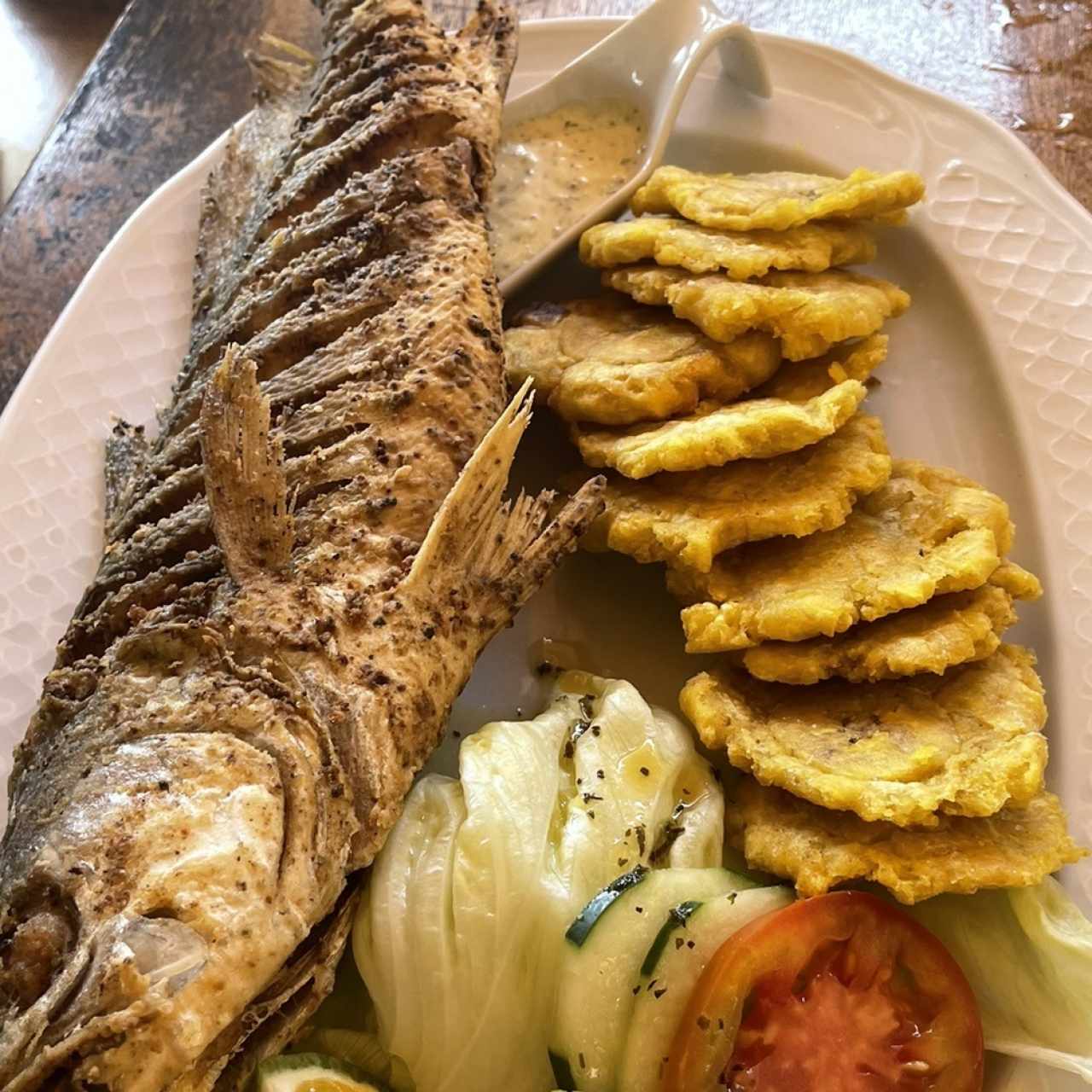 Pescado frico con patacones