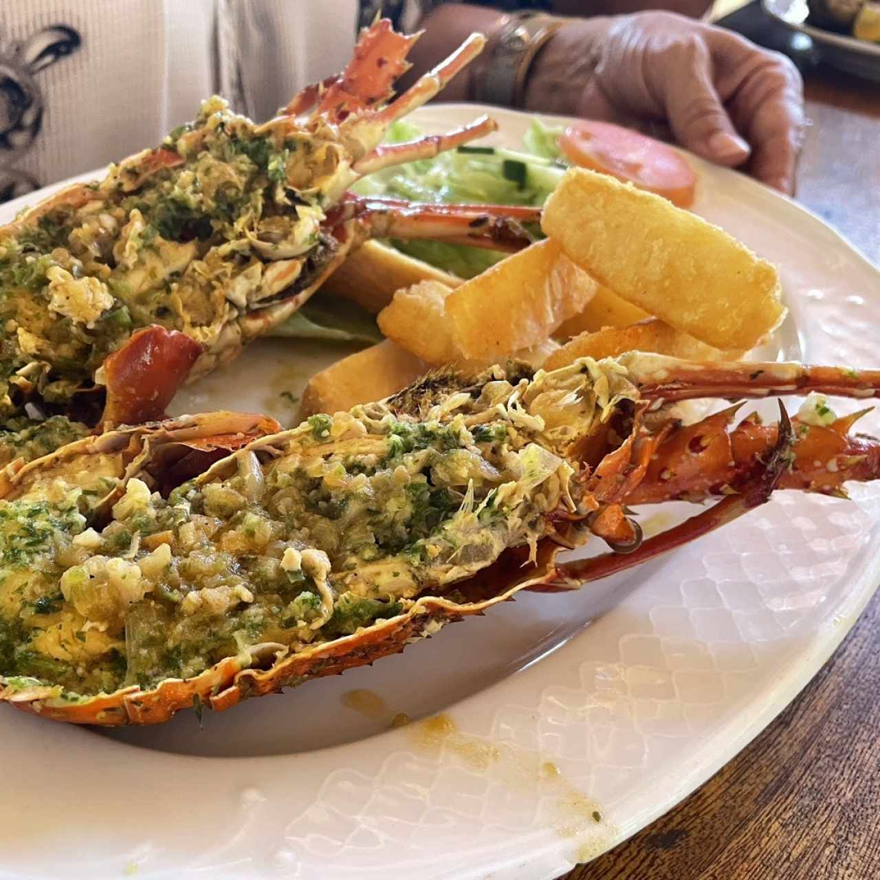 Langosta al ajillo con yuca frita