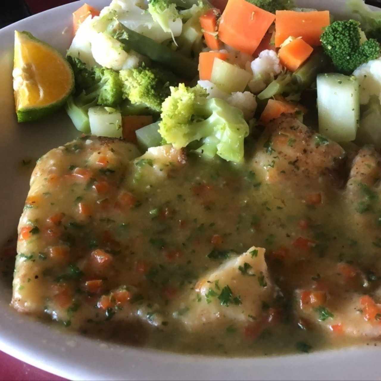 filete de pescado al ajillo con vegetales 