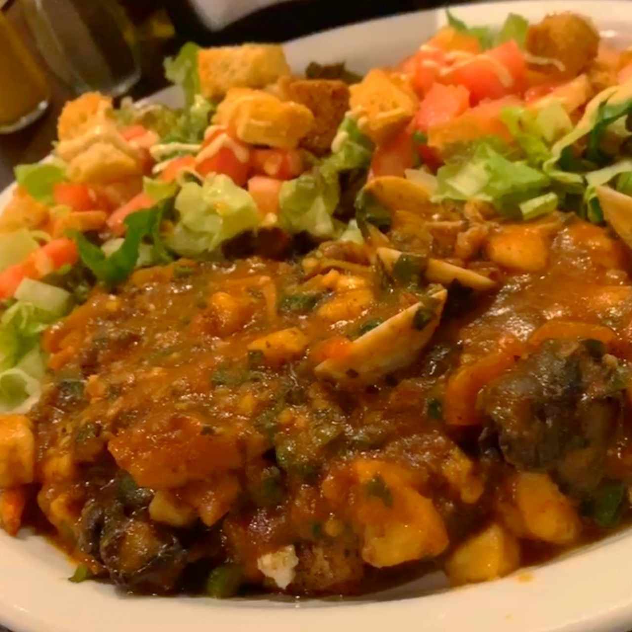 Filete en salsa de mariscos con ensalada 