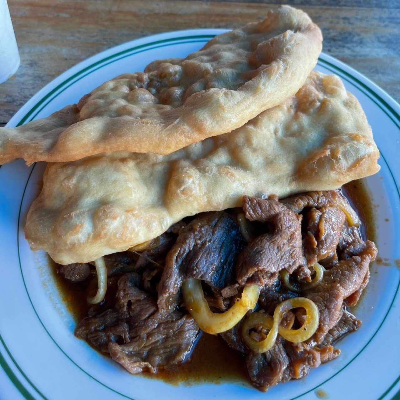 Bistec encebollado con hojaldre 