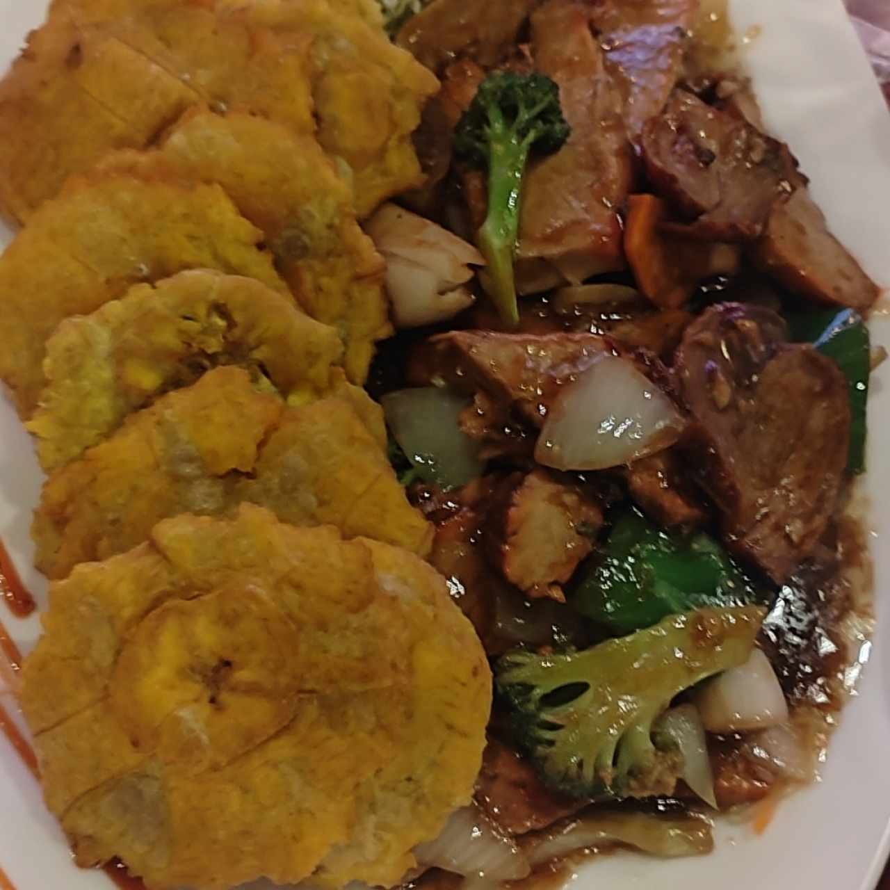 Puerco oriental con brócoli