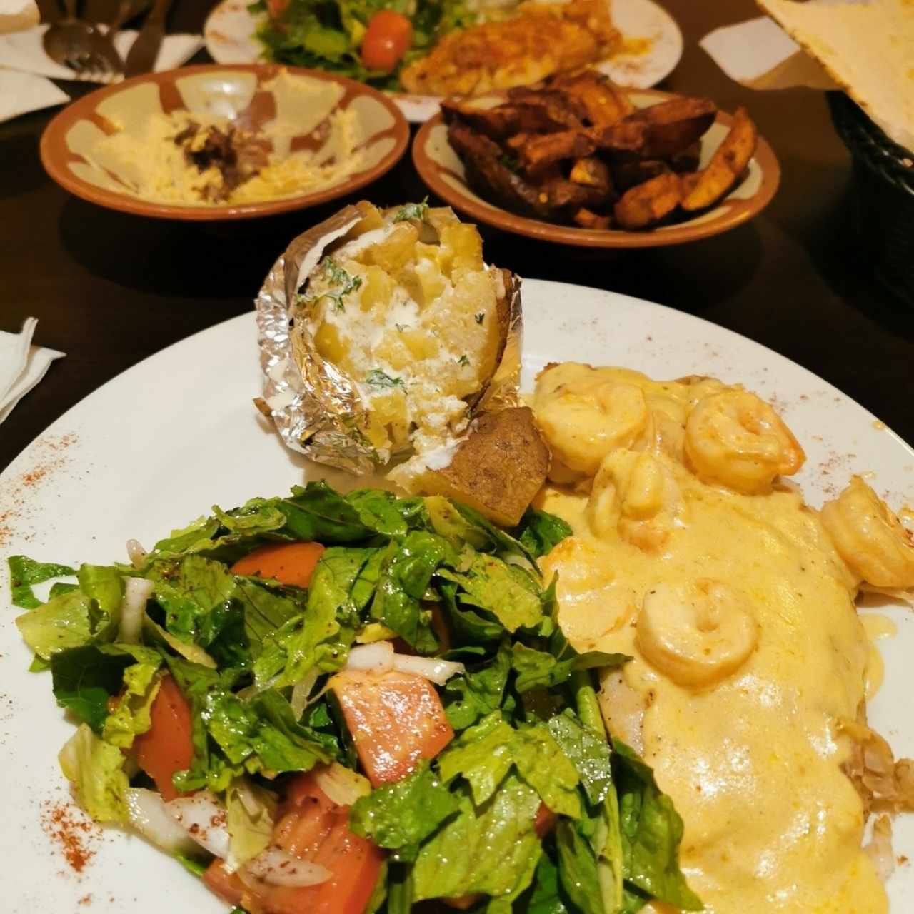 Filete de corvina en salsa de camarones