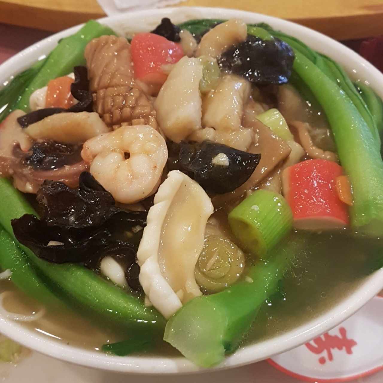 Sopa mei fun mariscos estilo chino