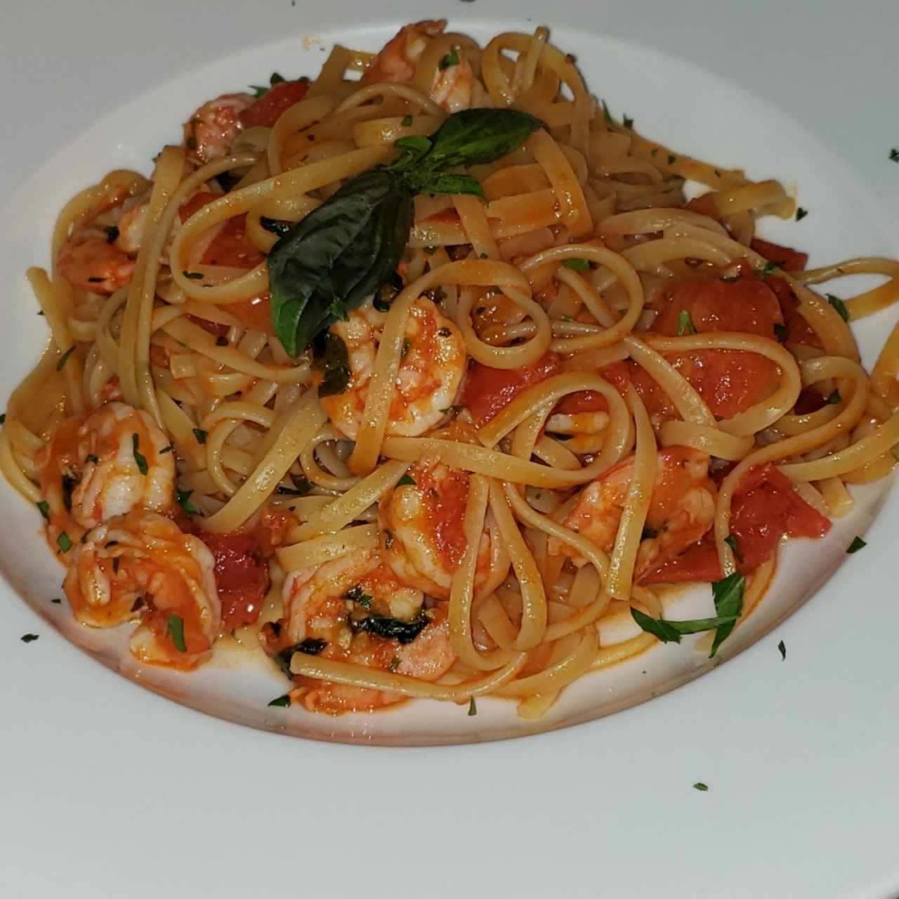 fetuccini con camarones al óleo y tomate fresco