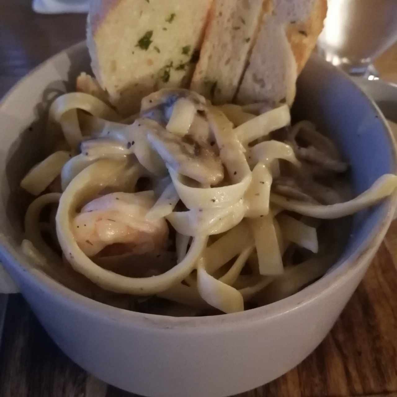 Fetuccini Alfredo con hongos y camarones 