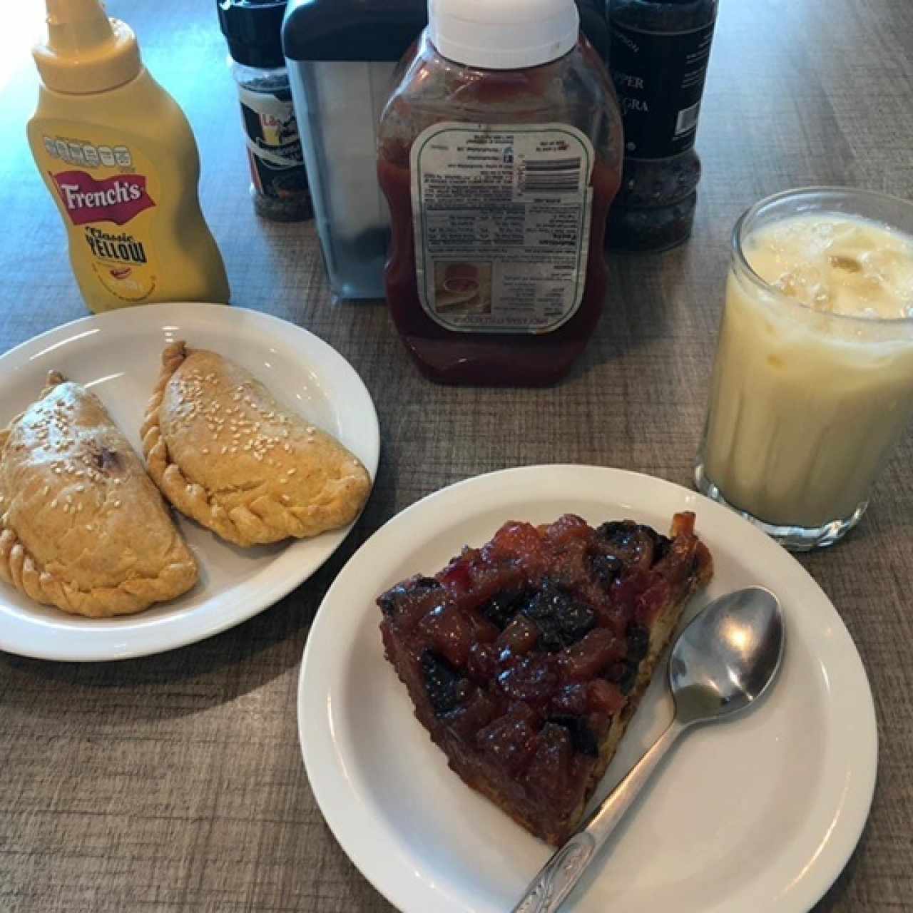 Empanadas de queso, volteado de piña, chicha de arroz con piña 