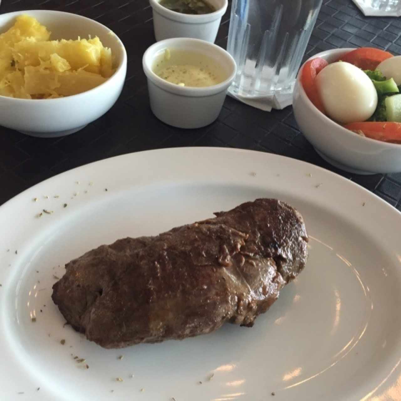 Filete de res grande (12 onzas) - yuca en mojo