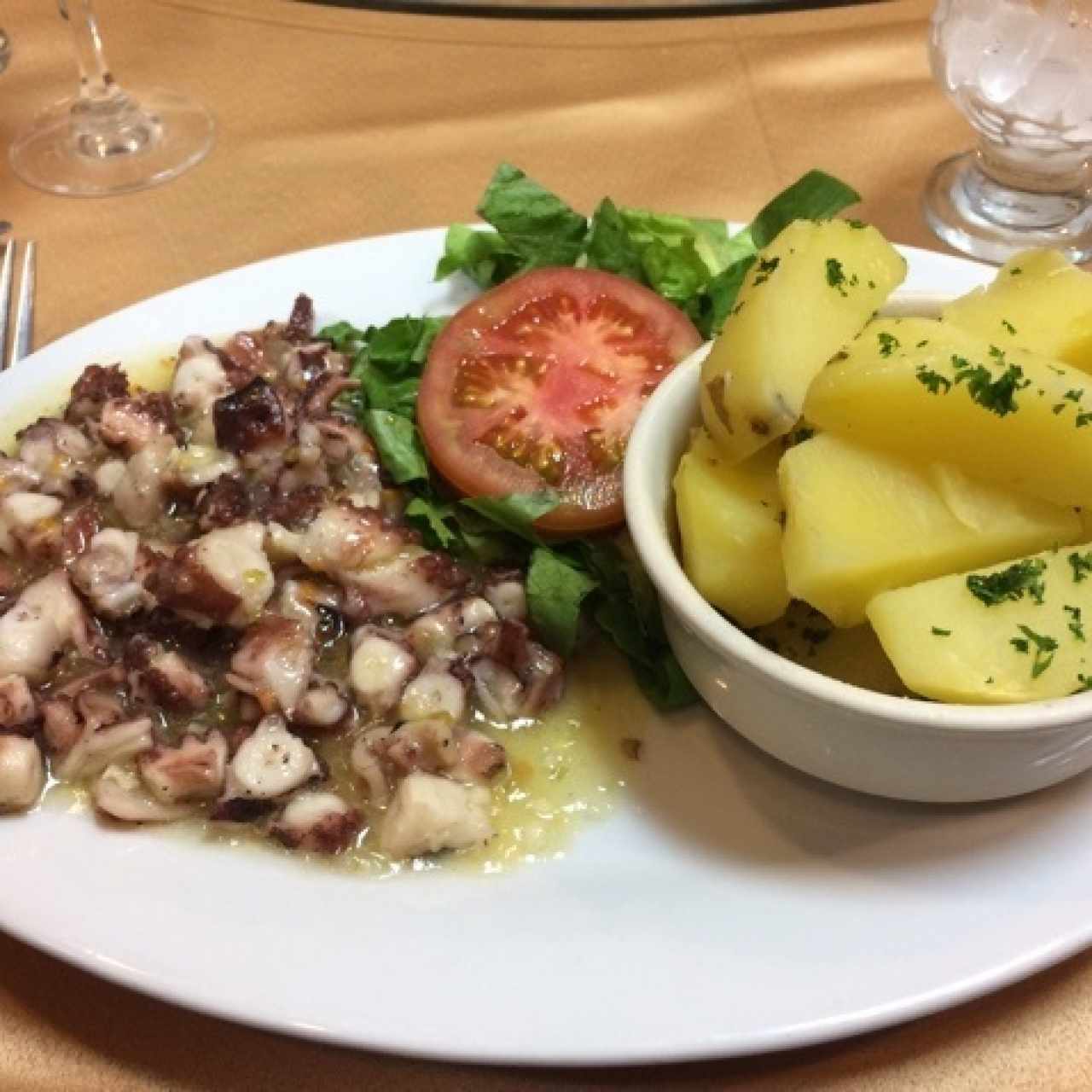 Pulpo al ajillo con papas salteadas 