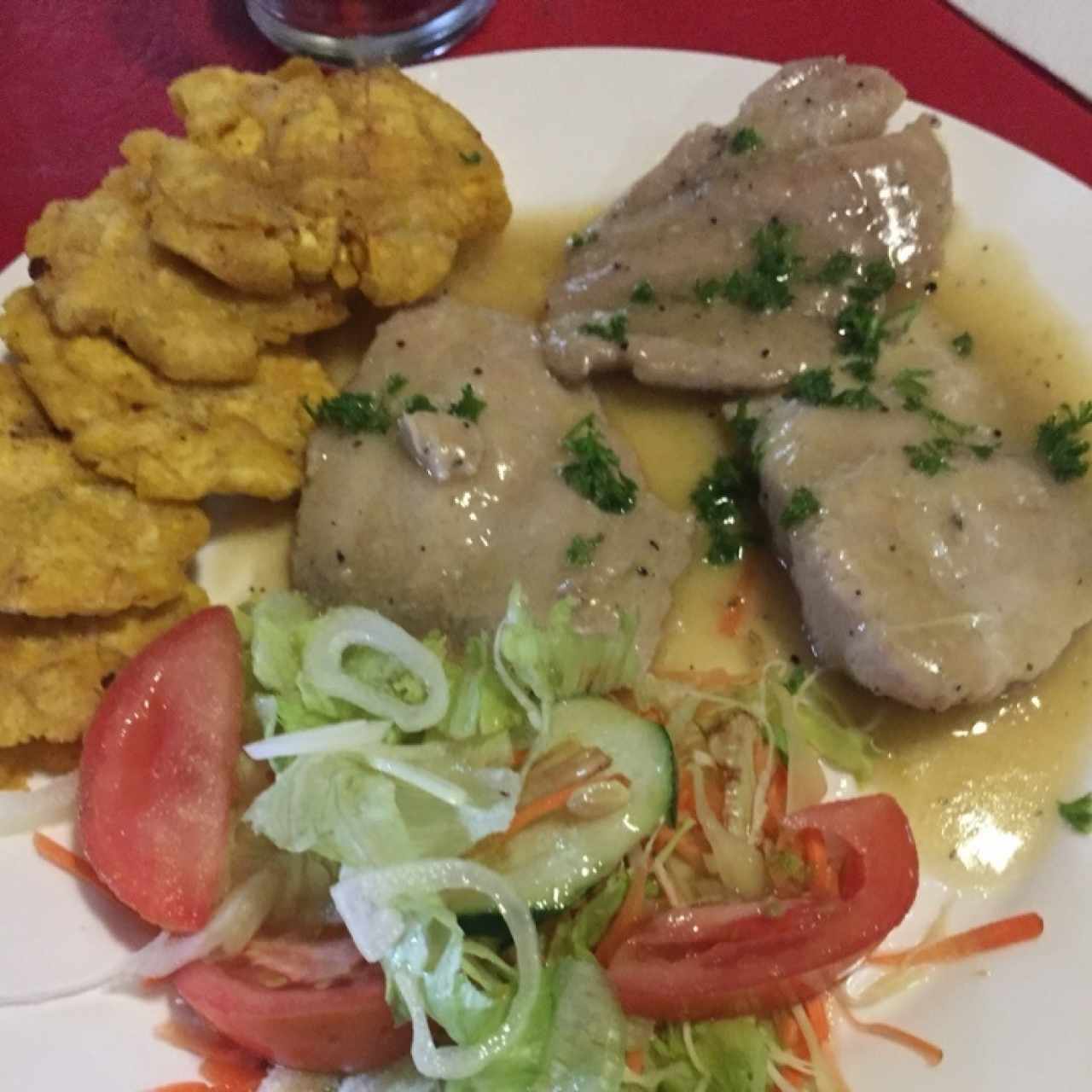 Pescado al ajillo con patacones