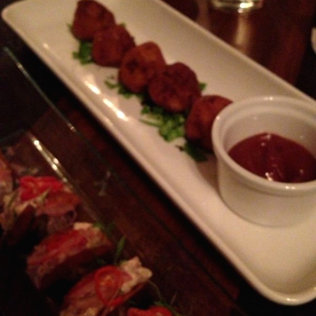 Croquetas de plátano y tacos de yuca y tartar de atún